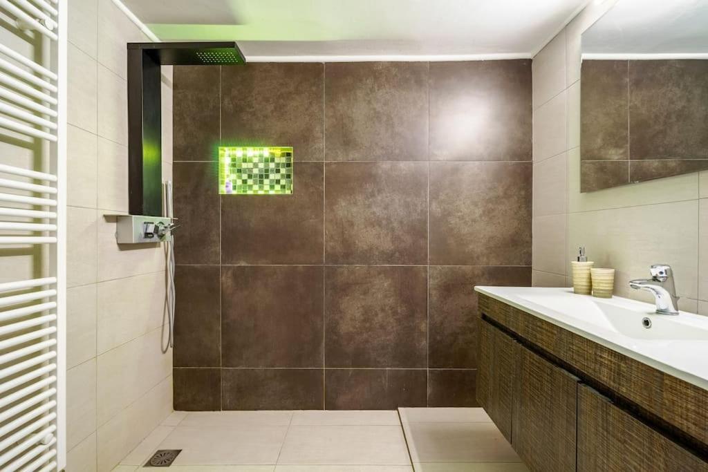 Urban Grey Apartment เอเธนส์ ภายนอก รูปภาพ