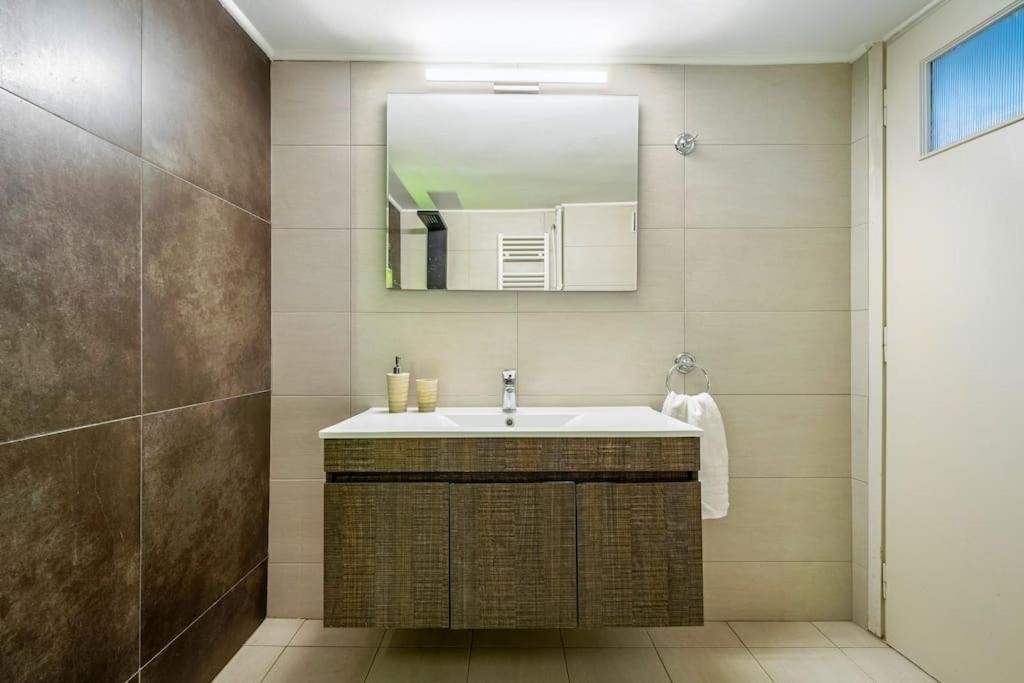 Urban Grey Apartment เอเธนส์ ภายนอก รูปภาพ